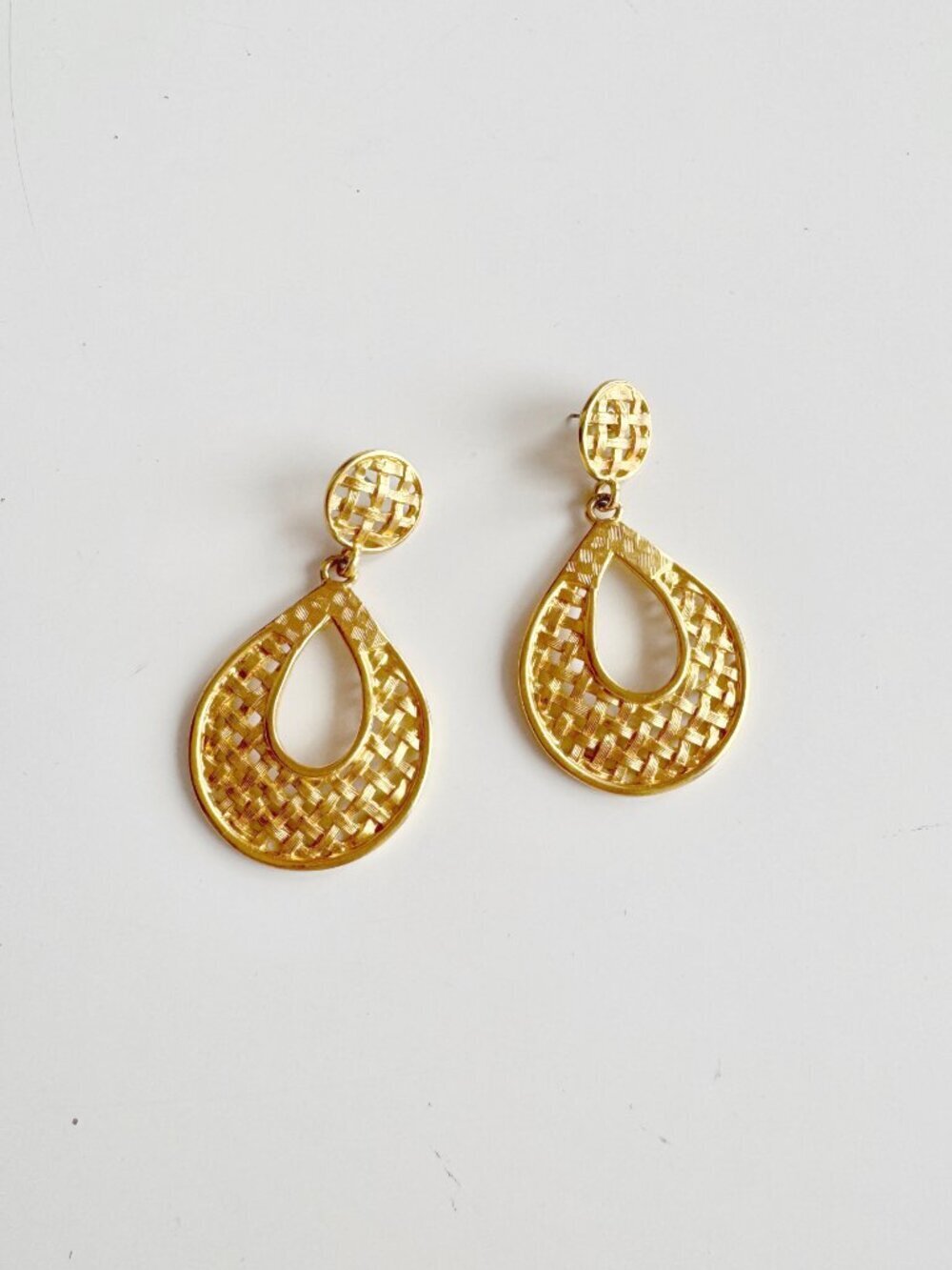 Vintage 90's Unsigned Gold Tone Basketweave Dangle Drop Earrings